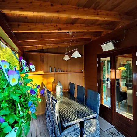 Terrace With Lush Garden, Cleaning Included Дом отдыха